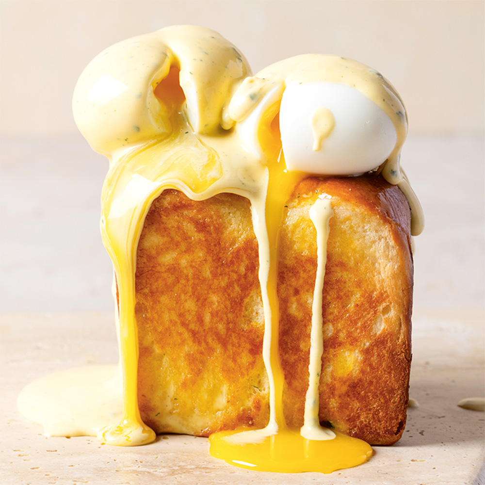 Toasted brioche with soft eggs and Béarnaise