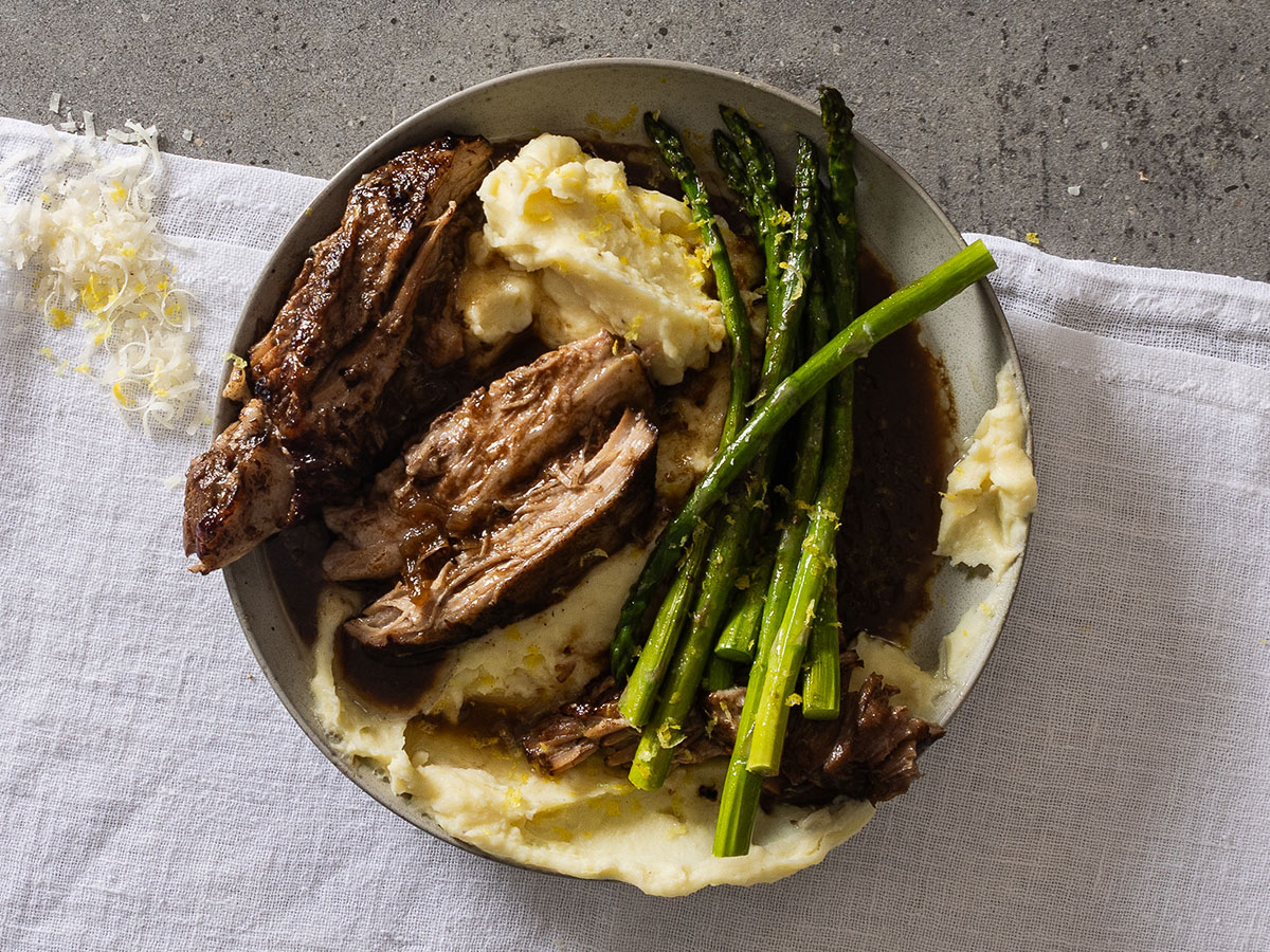 beef flank roast with mashed potato and asparagus