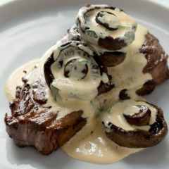 Seared steak with mushrooms and cheat's Béarnaise