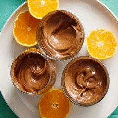 Chocolate mousse with sliced oranges
