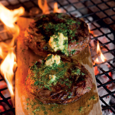 Rump steaks on braai planks