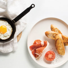 Grilled bread with Serrano ham and olive oil-fried eggs