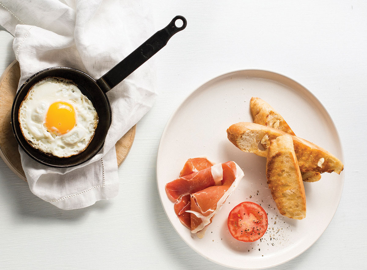 https://taste.co.za/wp-content/uploads/2012/11/Grilled-bread-with-Serrano-ham-and-olive-oil-fried-eggs.jpg