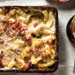 Classic extra creamy macaroni cheese with bacon