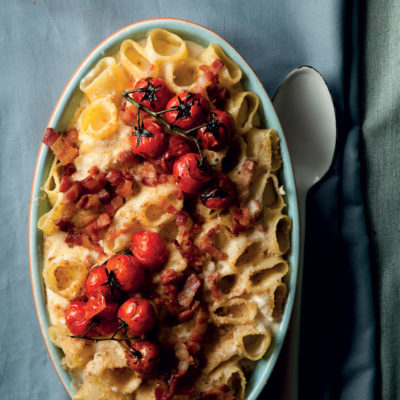 Gratinated mac n cheese with crisp bacon and roast tomatoes