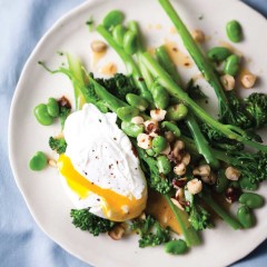 Poached egg with broccoli and burnt butter