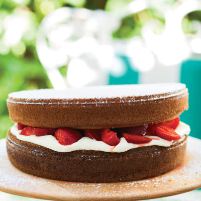 Hot-milk sponge cake with strawberries and double-thick cream