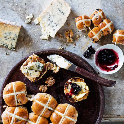 Hot cross buns with cheese and preserves