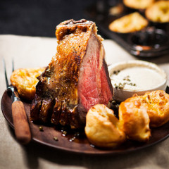 T-bone roast with green peppercorn sauce and Yorkshire puddings