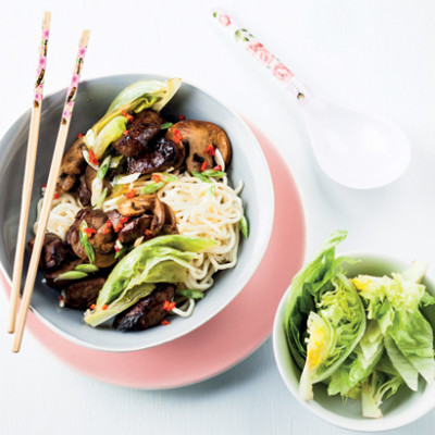 Asian-style pork with mushrooms and lettuce