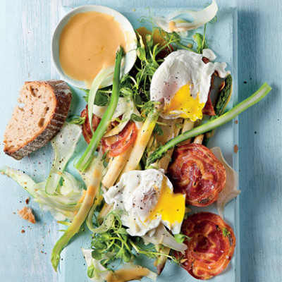 Asparagus-and fennel salad with pancetta and poached egg