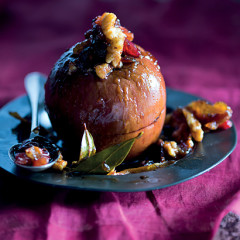 Baked apples with bay leaves, dates and honey