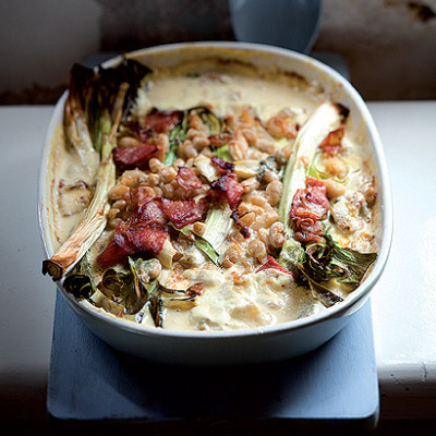 Baked garlic, leeks and bacon with creamy white beans