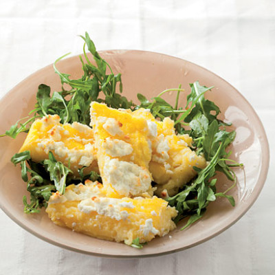 Baked goat's cheese polenta with rocket