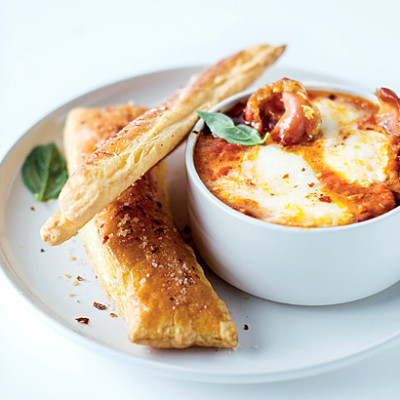 Baked mozzarella with chilli puff-pastry dippers