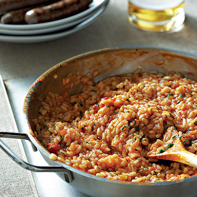 Beer and tomato risotto with grilled sausages