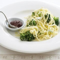 Broccoli and chilli pasta with chevin and tapenade