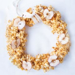 Caramelised popcorn wreath with red-apple crisps