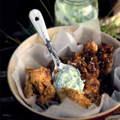Chicken wings with spring onion-and-chive yoghurt dip