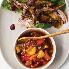 Chunky Asian tomato and pepper relish with beef strips