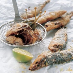 Crispy sardines with fried red onions