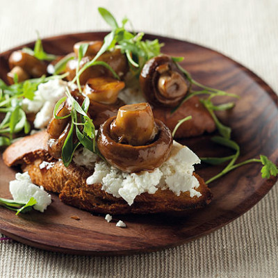 Crostini with balsamic brown mushrooms and goat's cheese