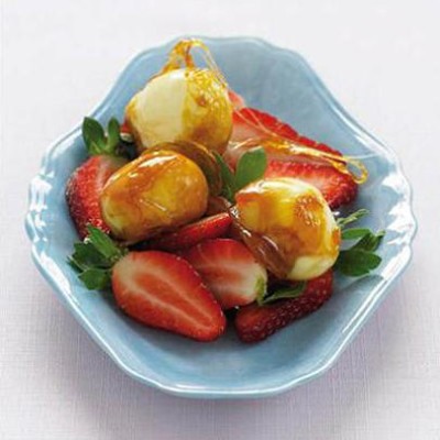 Crunchy caramel bocconcini with strawberries