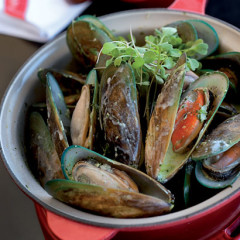 Fragrant garlic mussels