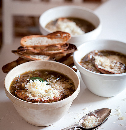 French onion soup & parmesan croutons recipe | WW TASTE