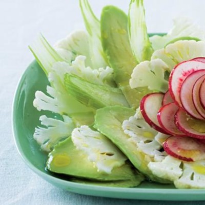 Garden salad with sliced avocado and hot dressing