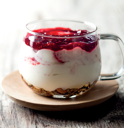 Granola dessert & raspberry compote recipe | WW TASTE