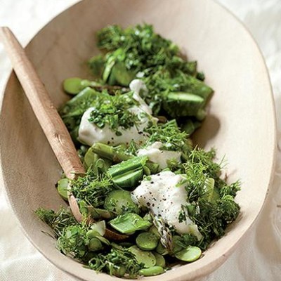 Green salad with yoghurt and Gorgonzola dressing