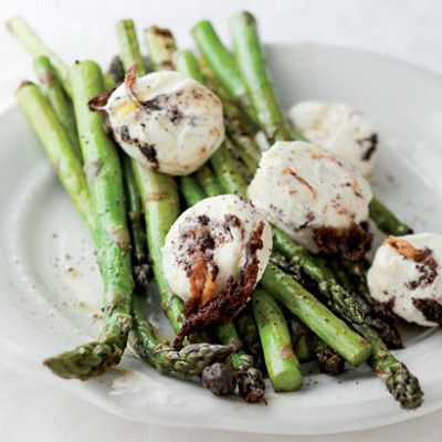 Grilled asparagus with goat's cheese