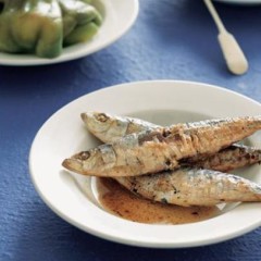 Grilled sardines with green peppers
