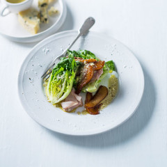 Ham, glazed pear and blue cheese salad