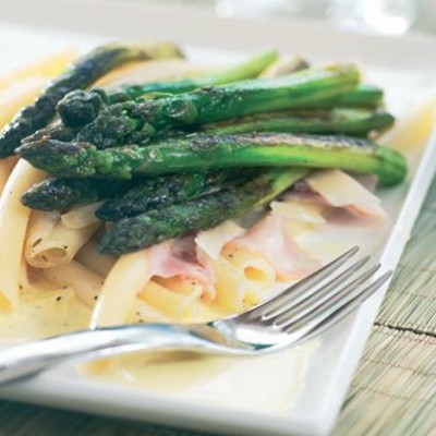 Macaroni with seared asparagus