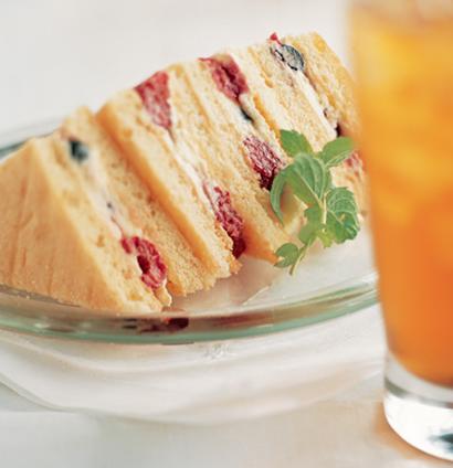 Mascarpone & berry sponge sandwiches recipe | WW TASTE