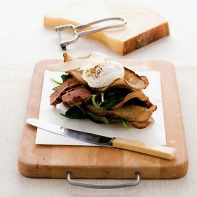 Melba toast with seared rib-eye steak and poached egg