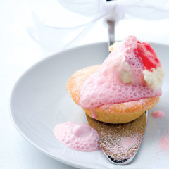 Mince pies with berry foam