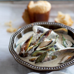 Mussel chowder served with cheese muffins