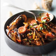 Mussels and chorizo in chilli-tomato sauce