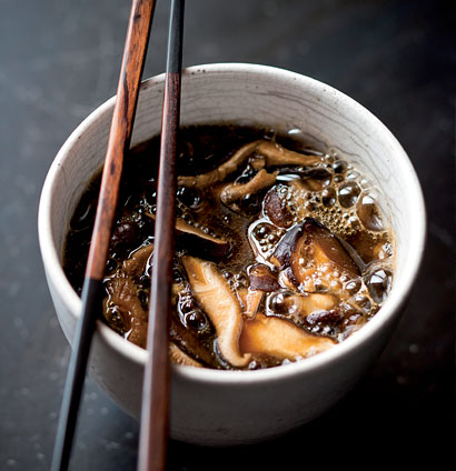 Onion and shiitake hot-and-sour broth recipe | WW TASTE