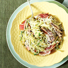 Organic linguine with organic olive oil, chilli, garlic and parsley sauce served with seared tuna chunks