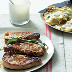 Pan-grilled pork chops with apple and potato bake