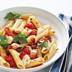 Pasta with crushed pan-fried tomatoes