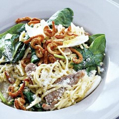 Pasta with duck and duck crackling