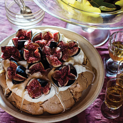 Pavlova with figs and dark rum syrup