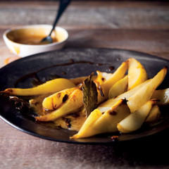 Pears stir-fried in toffee sauce