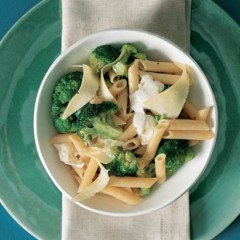 Penne with broccoli and chilli