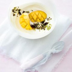 Pistachio-chocolate crunch with juicy mango and creamy yoghurt